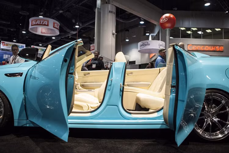 Bảng điều khiển trung tâm của chiếc xe 4 chỗ được đặt ở ghế giữa phía sau. Hành khách thoải mái ra vào ghế sau thông qua những chiếc cửa với bản lề ngược.