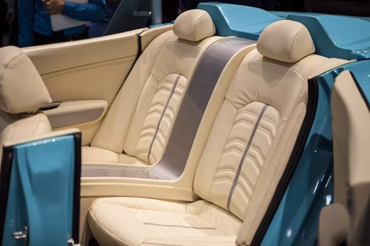 Hàng ghế sau dành cho hai người cũng được thiết kế rộng rãi và mang vẻ sang trọng, quý phái.