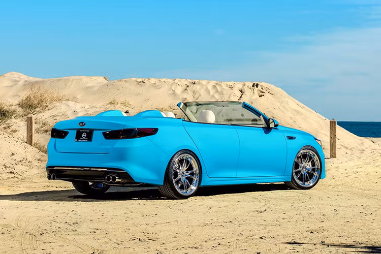 Theo hãng Kia, mẫu A1A Optima concept mui trần có một không hai này chỉ được chế tạo để trưng bày tại triển lãm SEMA 2015. Hãng Kia hiện chưa có kế hoạch tung nó mui trần ra thị trường.