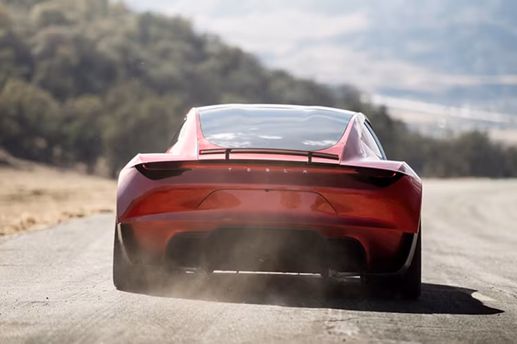 Ông cũng tiết lộ thêm với người tiêu dùng rằng, Tesla Roadster mới sẽ sở hữu tới 3 động cơ điện và gói pin 200kWh với phạm vi hoạt động gần 1.000km. Với con số này, mẫu xe vượt trội hơn hẳn “người anh em” Model S P100D sử dụng gói pin 100kWh cùng phạm vi 550km.