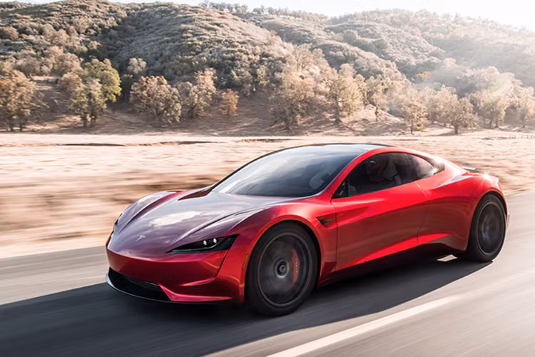 Tương tự các thành viên khác trong “gia đình” Tesla, mẫu siêu xe điện Roadster mới cũng sẽ được trang bị công nghệ tự lái mới nhất của thương hiệu xe Mỹ. Kể từ quý IV năm 2016, tất cả các xe Tesla đều đi kèm 8 camera xung quanh, đem đến góc nhìn 360 độ.
