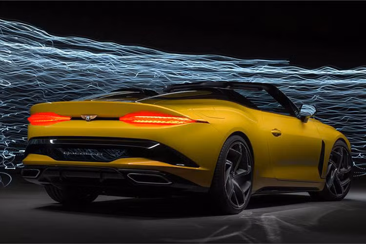 Ở đuôi xe, cản sốc sao cũng không còn quá cơ bắp như EXP 100 GT nữa mà mềm mại và thanh thoát hơn, khá giống với phong cách của Aston Martin, hệ thống ống xả được bố trí ở hai bên góc của cản sau mang đến vẻ thể thao mạnh mẽ.