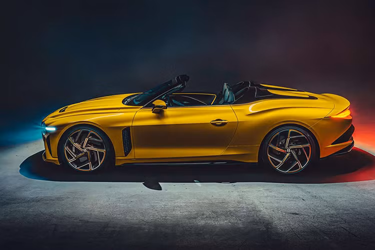 Được biết, chiếc Mulliner Bacalar được tạo nên lấy cảm hứng từ mẫu xe ý tưởng EXP 100 GT Concept 2019. Đèn pha của xe có hình tròn được nhấn mạnh bởi dải đèn định vị LED và lưới tản nhiệt có thiết kế hoàn toàn mới.