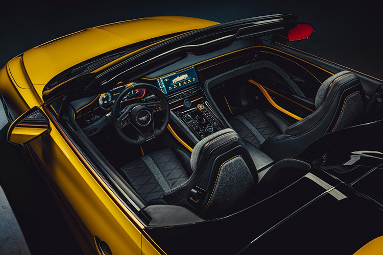 Khoang nội thất của Mulliner Bacalar được đánh giá là vô cùng tao nhã với mui trần, hệ thống mui xếp được bố trí ở phía sau của ghế lại.