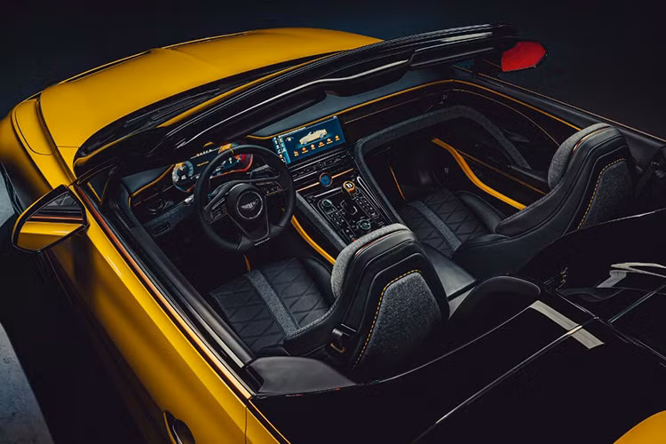 Khoang nội thất của Mulliner Bacalar được đánh giá là vô cùng tao nhã với mui trần, hệ thống mui xếp được bố trí ở phía sau của ghế lại.