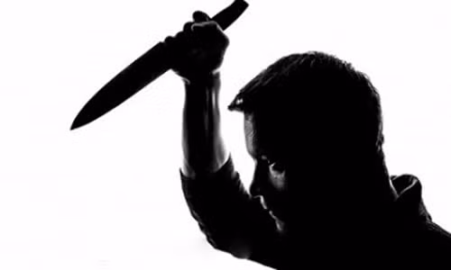 Ca Mau: 4 thanh nien dam nguoi di xe may, cuop dien thoai di dong