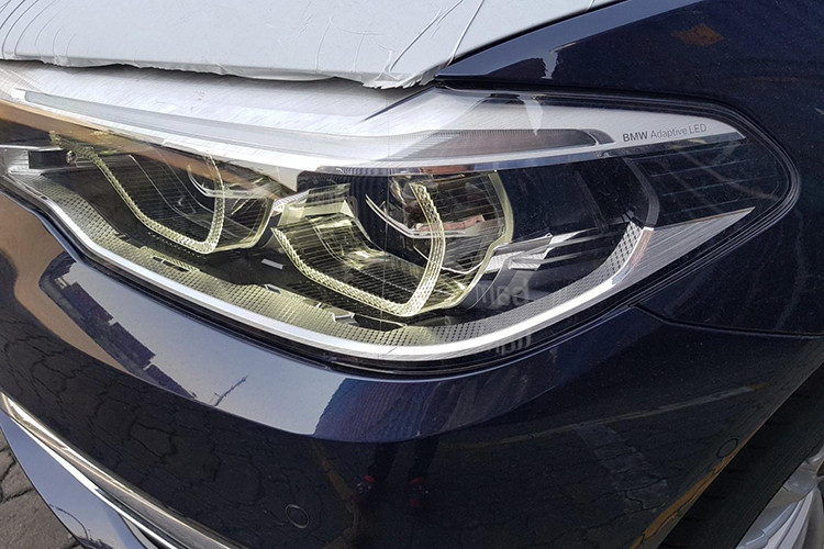 Về thiết kế ngoại thất, BMW 5-Series mới vẫn giữ nét sang trọng đặc trưng của một mẫu sedan cao cấp nhưng thể thao hơn nhờ trang bị cơ sở gầm bệ CLAR (Cluster Architecture) sử dụng vật liệu nhẹ giúp trọng lượng xe giảm tới 100 kg so với thế hệ trước. Thay đổi này kéo theo chiều dài tăng thêm 36 mm và chiều rộng tăng thêm 6 mm.