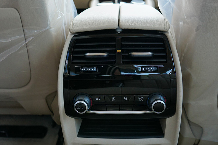 Cả 2 phiên bản đều sử dụng chìa khóa điều khiển thông minh có tích hợp màn hình cảm ứng mà BMW gọi nó là BMW Display Key. Đây là mẫu xe thứ 2 tại Việt Nam sau 7-Series được trang bị chìa khóa đặc biệt này. Bên cạnh đó tùy chọn điều hoà 4 vùng điều khiển cảm ứng cũng được trang bị tiêu chuẩn trên cả 2 mẫu BMW 520i và 530i.