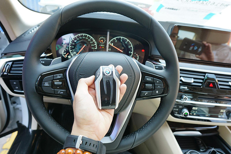 Khoang cabin của bản tiêu chuẩn 520i được ốp nội thất kim loại màu bạc Oxide Silver khỏe khoắn thay vì ốp gỗ như trên bản cao cấp. Ngoài ra ở trên bản tiêu chuẩn cũng không được trang bị cửa sổ trời chỉnh điện và hệ thống âm thanh giải trí hàng hiệu của Harman/Kardon như 530i.