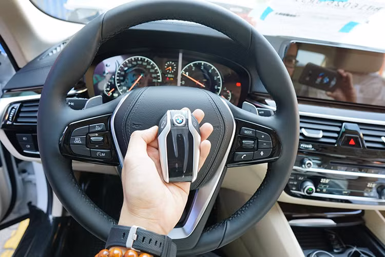 Khoang cabin của bản tiêu chuẩn 520i được ốp nội thất kim loại màu bạc Oxide Silver khỏe khoắn thay vì ốp gỗ như trên bản cao cấp. Ngoài ra ở trên bản tiêu chuẩn cũng không được trang bị cửa sổ trời chỉnh điện và hệ thống âm thanh giải trí hàng hiệu của Harman/Kardon như 530i.