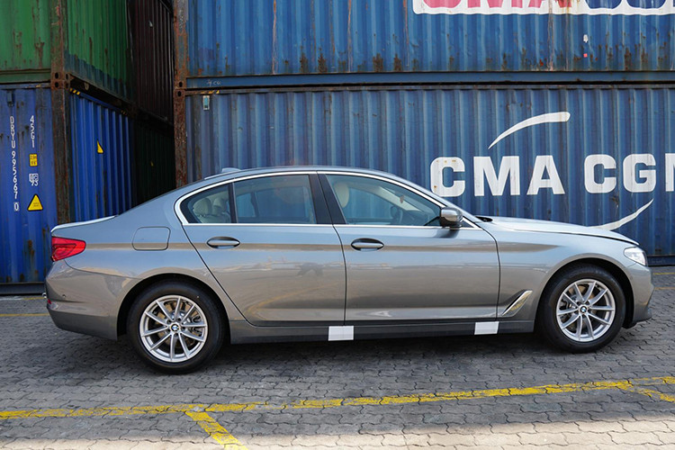 Dựa vào những hình ảnh được cung cấp, lô xe sedan hạng sang BMW 5-Series 2019 về Việt Nam có 2 phiên bản 530i và 520i cùng 4 lựa chọn màu sắc ngoại thất: xám Bluestone, đen Black Sapphire, trắng Alpine White cũng như xanh dương Imperial Blue.