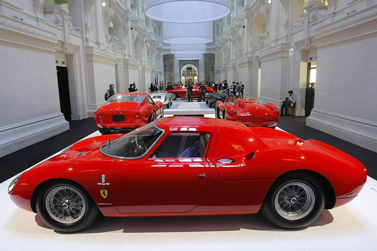 Và cũng bất ngờ như thế, các người mẫu xuất hiện ngay cạnh dây chuyền siêu xe ngừng sản xuất - theo đó, Ferrari chính thức ra mắt bộ sưu tập thời trang thông dụng đầu tiên của thương hiệu ngay bên cạnh những chiếc siêu xe Ferrari đình đám đã làm nên biểu tượng vẻ quyến rũ chết người của nước Ý.