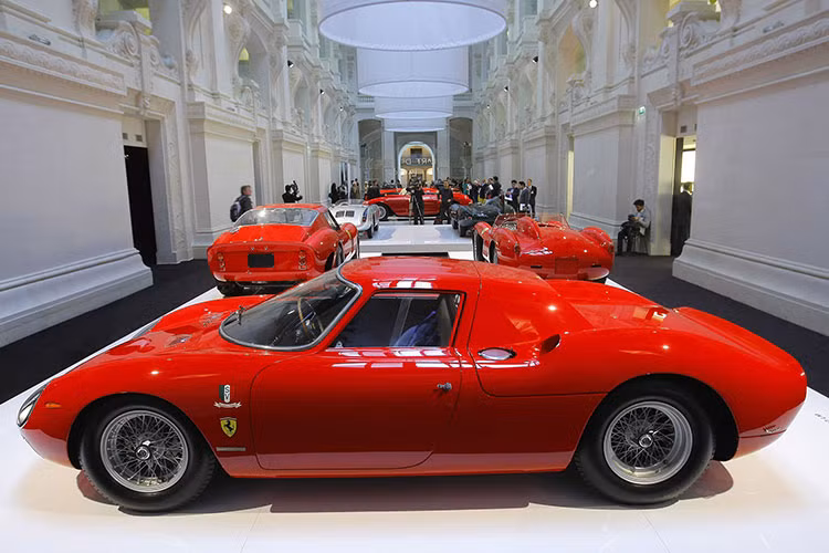 Và cũng bất ngờ như thế, các người mẫu xuất hiện ngay cạnh dây chuyền siêu xe ngừng sản xuất - theo đó, Ferrari chính thức ra mắt bộ sưu tập thời trang thông dụng đầu tiên của thương hiệu ngay bên cạnh những chiếc siêu xe Ferrari đình đám đã làm nên biểu tượng vẻ quyến rũ chết người của nước Ý.