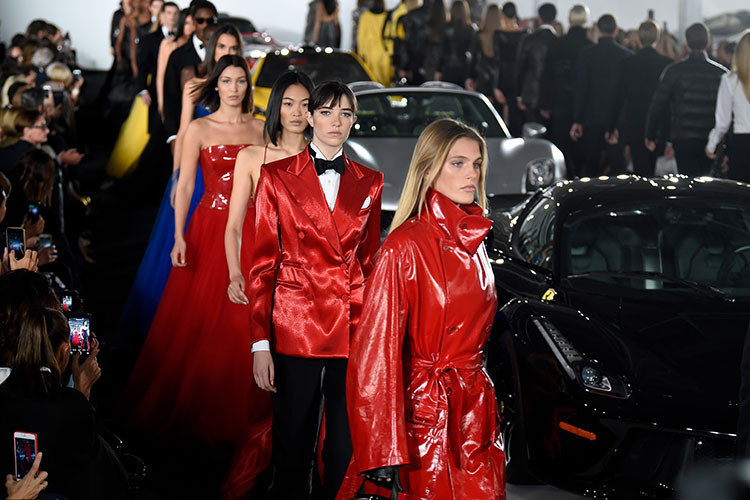 Cũng như những chiếc siêu xe đình đám của mình, bộ sưu tập thời trang của Ferrari vừa ra mắt được chế tác từ những chất liệu vải, lụa cao cấp với cấu trúc thiết kế mang đậm nét tương phản – mềm như lụa và dũng mãnh – với 3 tông màu kinh điển của thương hiệu bao gồm: đỏ Ferrari, vàng Scuderia và xanh neon.