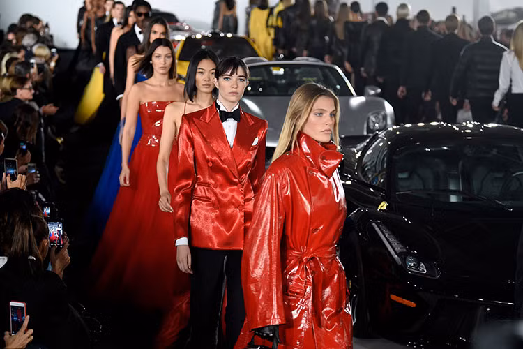 Cũng như những chiếc siêu xe đình đám của mình, bộ sưu tập thời trang của Ferrari vừa ra mắt được chế tác từ những chất liệu vải, lụa cao cấp với cấu trúc thiết kế mang đậm nét tương phản – mềm như lụa và dũng mãnh – với 3 tông màu kinh điển của thương hiệu bao gồm: đỏ Ferrari, vàng Scuderia và xanh neon.