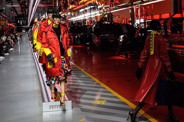 Bộ sưu tập thời trang ra mắt chỉ vài ngày sau khi Ferrari bổ nhiệm Giám đốc điều hành mới Benedetto Vigna, người đã có 26 năm làm việc trong ngành công nghiệp bán dẫn và được kỳ vọng sẽ đưa Ferrari bước vào kỷ nguyên ôtô điện.