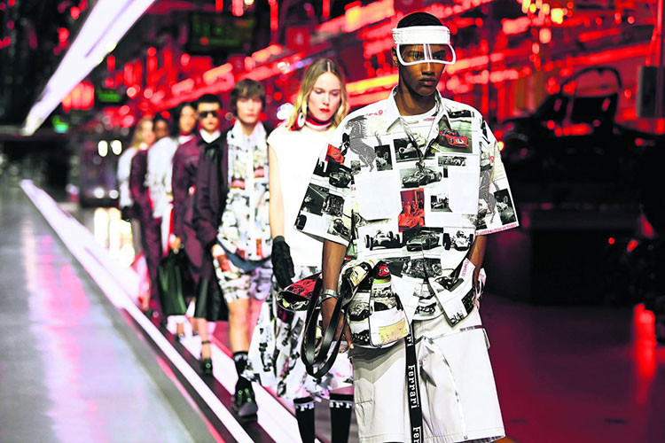 So với giá khởi điểm không thấp hơn 200.000 USD cho một chiếc xe Ferrari bán ra thị trường hiện nay thì giá của các bộ trang phục của Ferrari vừa ra mắt này phải nói là… "quá rẻ", dao động từ khoảng 200 euro cho áo phông đến 3.000 euro cho áo khoác cao cấp.