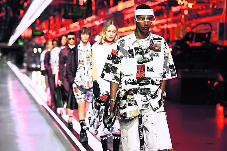 So với giá khởi điểm không thấp hơn 200.000 USD cho một chiếc xe Ferrari bán ra thị trường hiện nay thì giá của các bộ trang phục của Ferrari vừa ra mắt này phải nói là… "quá rẻ", dao động từ khoảng 200 euro cho áo phông đến 3.000 euro cho áo khoác cao cấp.