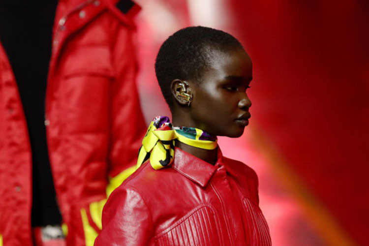 Các mẫu thời trang Ferrari sẽ được bán trực tuyến và thông qua các cửa hàng chính thức của công ty ở Maranello, Milan và Rome, trong khi các cửa hàng khác được lên kế hoạch mở ở Los Angeles và Miami trong năm nay và ở Trung Quốc vào năm 2022.