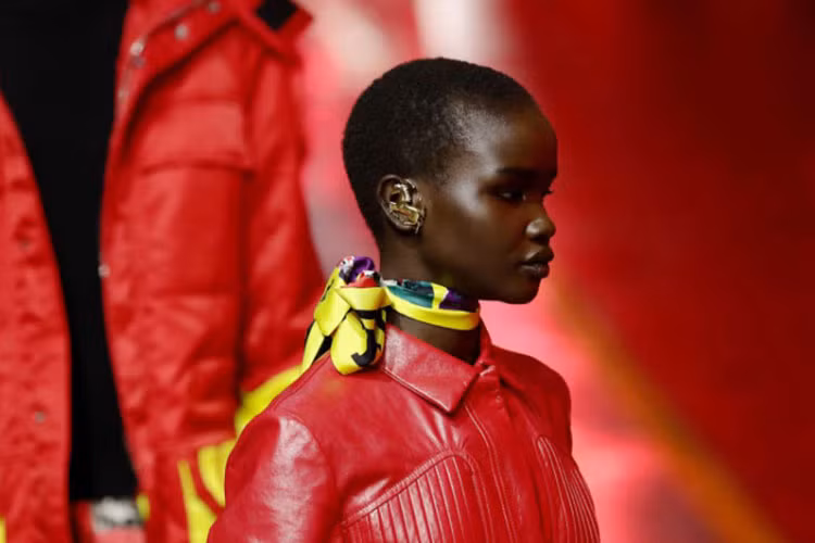 Các mẫu thời trang Ferrari sẽ được bán trực tuyến và thông qua các cửa hàng chính thức của công ty ở Maranello, Milan và Rome, trong khi các cửa hàng khác được lên kế hoạch mở ở Los Angeles và Miami trong năm nay và ở Trung Quốc vào năm 2022.