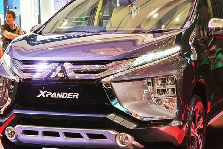 Về kích thước xe không thay đổi, một số điểm mới nổi bật trên Mitsubishi Xpander 2020 mới có thể kể đến như lưới tản nhiệt tái thiết kế với 2 nan mạ crom, đèn pha LED mới có phạm vi chiếu sáng rộng hơn. Trong khi đó, Mitsubishi Xpander bản cũ đang bán ra tại thị trường Việt Nam dùng lưới tản nhiệt 3 nan nằm ngang và có thiết kế phẳng hơn.