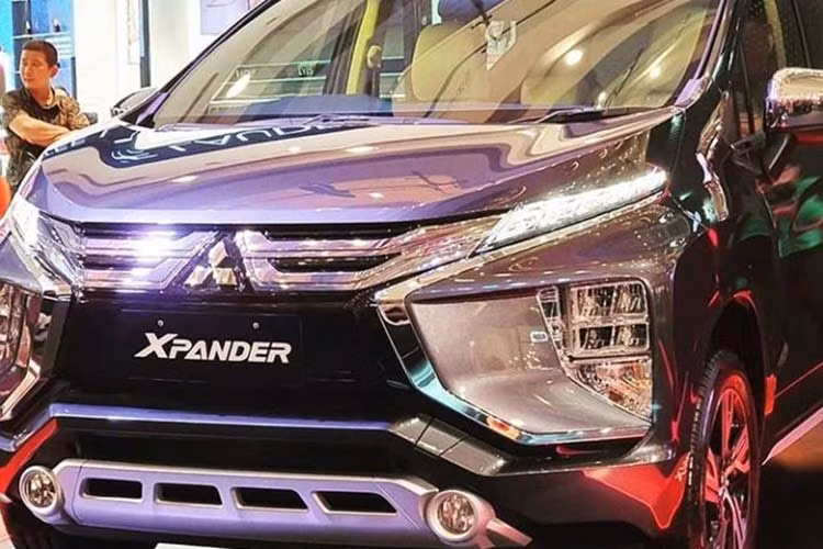 Về kích thước xe không thay đổi, một số điểm mới nổi bật trên Mitsubishi Xpander 2020 mới có thể kể đến như lưới tản nhiệt tái thiết kế với 2 nan mạ crom, đèn pha LED mới có phạm vi chiếu sáng rộng hơn. Trong khi đó, Mitsubishi Xpander bản cũ đang bán ra tại thị trường Việt Nam dùng lưới tản nhiệt 3 nan nằm ngang và có thiết kế phẳng hơn.