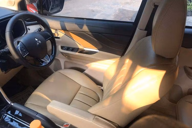 Một số nâng cấp khác bên trong Mitsubishi Xpander facelift 2020 như màn hình giải trí kích thước 7 inch kết nối điện thoại giờ đã có trên bản Sport. Hệ thống an toàn bổ sung cảm biến lùi. Tổng thể thiết kế khoang nội thất hầu như không mấy thay đổi so với trước.