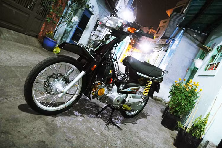 Sau khi độ nhẹ một số chi tiết, chiếc Honda Dream Việt Nam đời cũ đã trở nên mạnh mẽ và bắt mắt hơn nhiều so với trước đây. Hình dáng xe cũng như động cơ đã thoát khỏi kiểu dáng nhã nhặn đã trở thành đặc trưng của dòng xe số huyền thoại này.