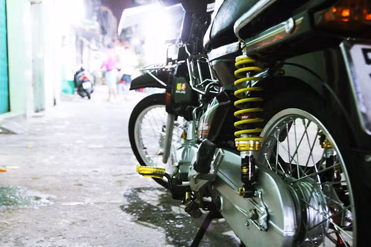 Phuộc sau của xe được thay mới dạng lò xo mới thay cho nguyên bản. Cặp phuộc độ màu vàng này khá nổi bật khi đối lập với màu xanh của thân xe. Toàn bộ thân xe đã được đánh bóng và làm mới với bộ tem Super Dream nguyên bản được giữ nguyên.