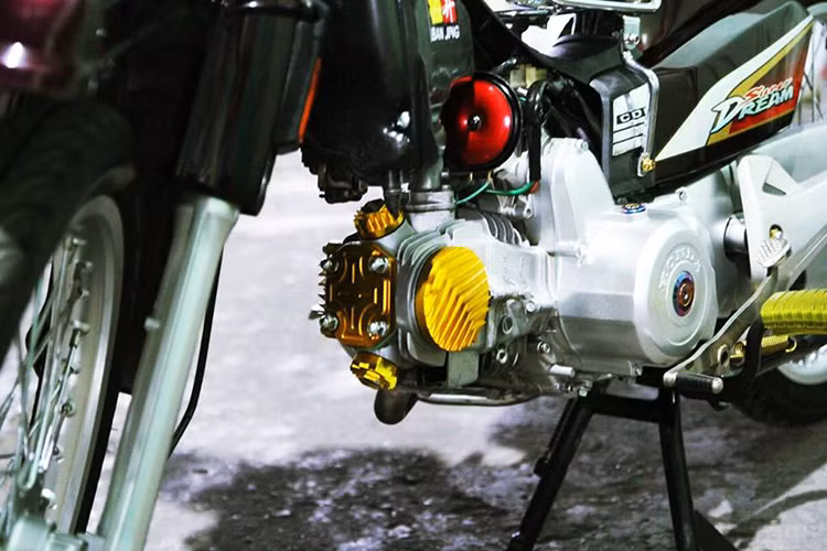 Nội công của xe cũng được chủ nhân độ dên Honda Wave Thái 110 và không đụng chạm quá nhiều đến máy. Lòng Wave Alpha, đầu bò của xe được trang bị thêm một số đồ chơi giúp nó mạnh mẽ và cá tính hơn. Ống xả cũng được làm mới giúp chiếc xe mạnh mẽ và uy lực hơn.