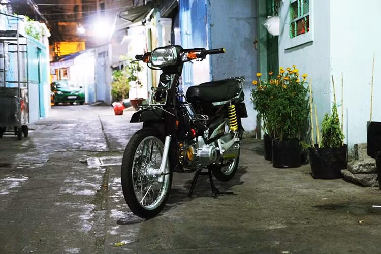 Với những "đồ chơi", một số chi tiết được dọn lại và thay mới cùng dàn tem đấu được trang trí lên, chiếc Honda Super Dream được sản xuất tại Việt Nam của một biker tại TP HCM đã trở nên thể thao và hấp dẫn hơn với phong cách độ kiểng mạnh mẽ nhưng tối giản.