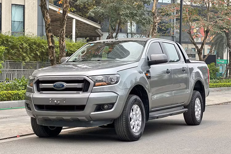 Không chỉ ghi điểm nhờ ngoại hình cứng cáp, khả năng vận hành bền bỉ, mẫu bán tải "quốc dân" Ford Ranger tại Việt Nam còn giữ giá tốt, phù hợp với nhu cầu đa dạng từ di chuyển hàng ngày đến phục vụ công việc.