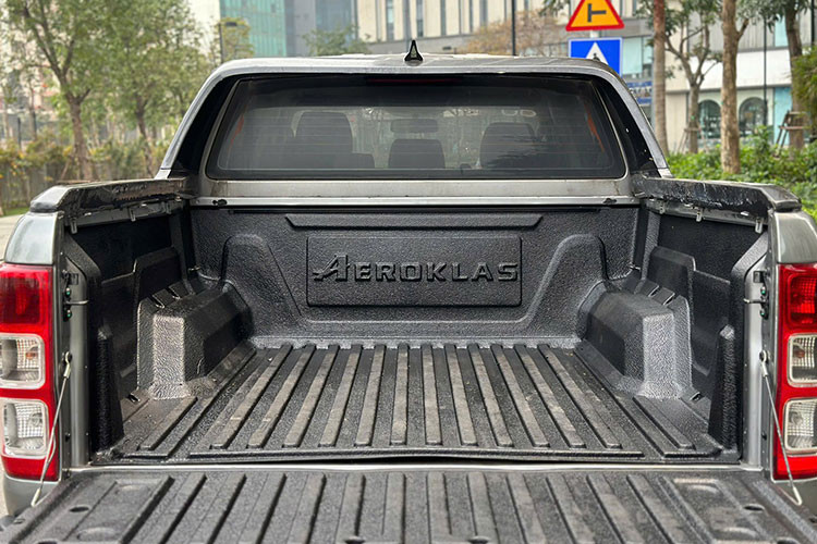 Phiên bản XLS là bản tầm trung, phù hợp với người dùng cần một chiếc xe bán tải phục vụ công việc nhưng vẫn đảm bảo tiện nghi cơ bản cho di chuyển hàng ngày.