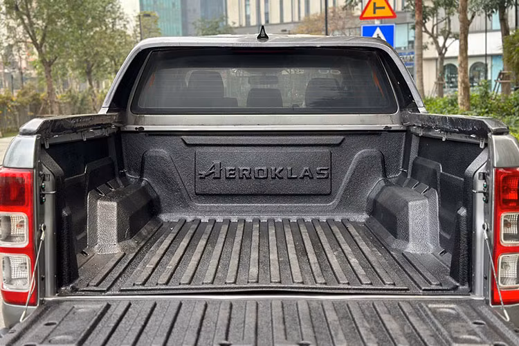 Phiên bản XLS là bản tầm trung, phù hợp với người dùng cần một chiếc xe bán tải phục vụ công việc nhưng vẫn đảm bảo tiện nghi cơ bản cho di chuyển hàng ngày.