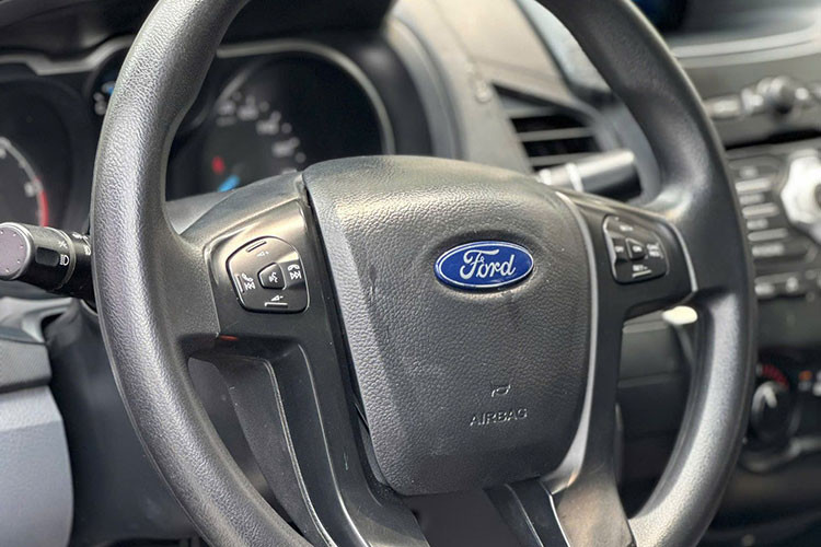 Tuy nhiên, hệ thống SYNC hỗ trợ kết nối Bluetooth, âm thanh 4 loa và không gian rộng rãi vẫn đủ đáp ứng nhu cầu sử dụng thực tế.