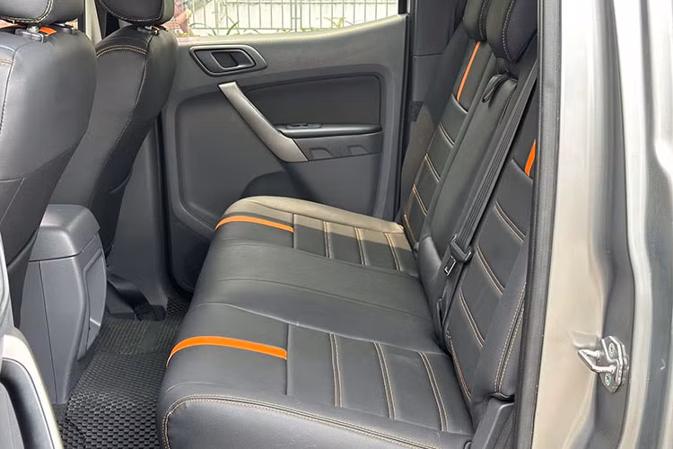 Mẫu xe bán tải Ford Ranger XLS 2017 được trang bị động cơ diesel 2.2L TDCi, công suất 148 mã lực và mô-men xoắn 375 Nm, kết hợp hộp số sàn 6 cấp (hoặc tự động với bản XLS AT).