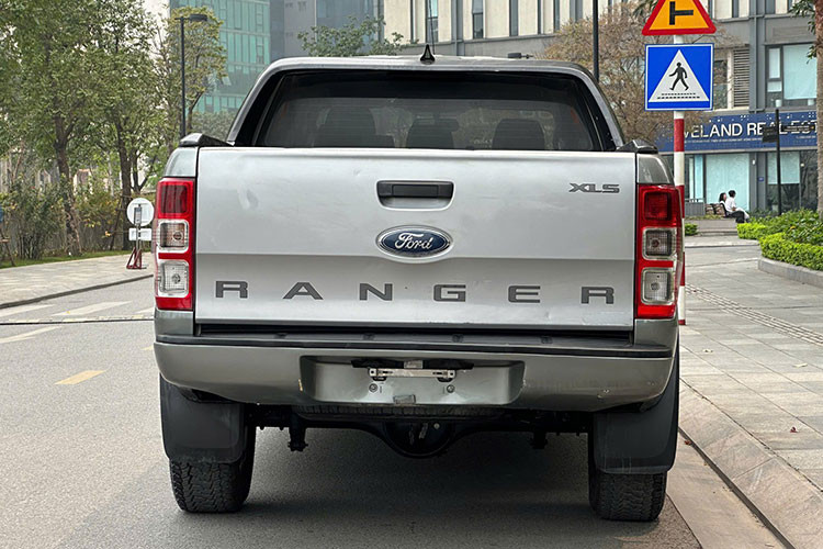 Mức giá xe Ford Ranger XLS 2017 trên thị trường xe cũ hiện dao động từ 450 – 550 triệu đồng tùy tình trạng và số km đã đi. Với mức giá này, Ranger XLS là lựa chọn hợp lý cho người cần một chiếc bán tải “ăn chắc mặc bền”, chi phí sử dụng thấp và dễ bảo dưỡng.
