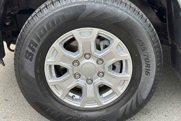 Về ngoại hình, Ranger XLS 2017 vẫn mang phong cách đậm chất Mỹ với kiểu dáng vuông vức, gầm cao, thân xe chắc chắn. Dù không có nhiều chi tiết mạ chrome như các bản cao hơn, thiết kế đơn giản của XLS vẫn dễ nhìn và ít lỗi mốt.