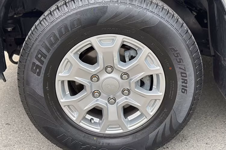 Về ngoại hình, Ranger XLS 2017 vẫn mang phong cách đậm chất Mỹ với kiểu dáng vuông vức, gầm cao, thân xe chắc chắn. Dù không có nhiều chi tiết mạ chrome như các bản cao hơn, thiết kế đơn giản của XLS vẫn dễ nhìn và ít lỗi mốt.