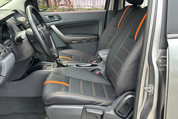 Bên trong khoang nội thất của Ford Ranger XLS 2017 chỉ ở mức cơ bản với ghế nỉ, điều hòa chỉnh cơ, không có nhiều tiện nghi cao cấp.