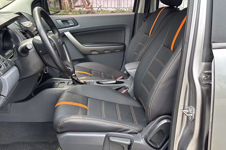 Bên trong khoang nội thất của Ford Ranger XLS 2017 chỉ ở mức cơ bản với ghế nỉ, điều hòa chỉnh cơ, không có nhiều tiện nghi cao cấp.