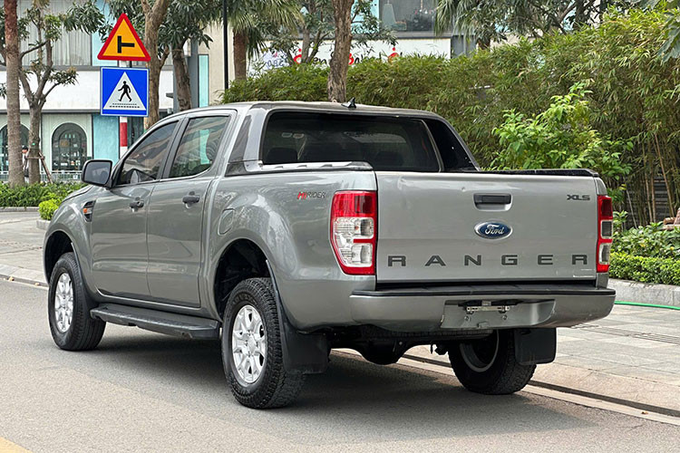 Chiếc xe đang được rao bán thuộc phiên bản Ford Ranger XLS đời 2017, sản xuất năm 2017. Theo chia sẻ của người bán, chiếc xe đã di chuyển khoảng 9 vạn kilomet, mức giá rao bán chỉ nhỉnh hơn 400 triệu đồng.