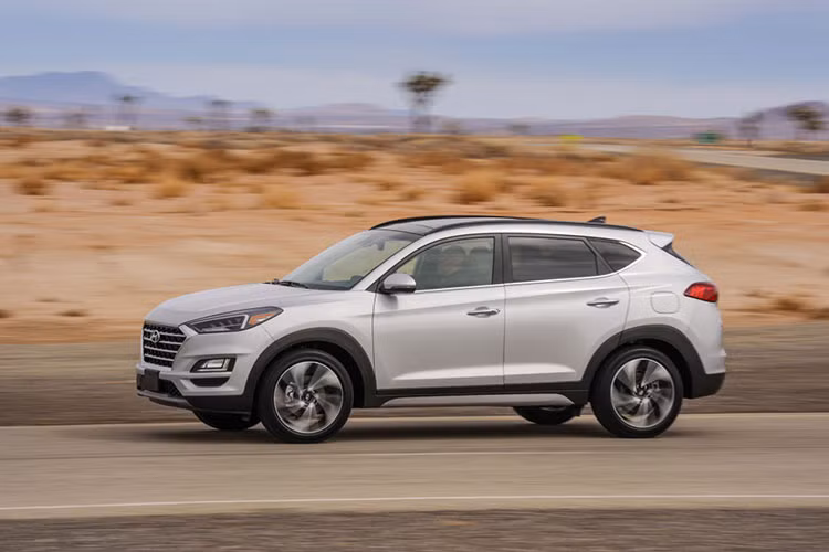 Hiện chưa rõ Hyundai Tucson 2019 tại Đông Nam Á được trang bị động cơ nào. Trong khi đó, ở Mỹ, đối thủ của Honda CR-V và Mazda CX-5 có 2 tùy chọn động cơ 4 xi-lanh, hút khí tự nhiên. Động cơ 2.0 lít tạo ra công suất tối đa 164 mã lực và mô-men xoắn cực đại 205 Nm. Hai con số tương ứng của động cơ 2,4 lít là 181 mã lực và 237 Nm. Cả hai đều kết hợp với hộp số tự động 6 cấp.