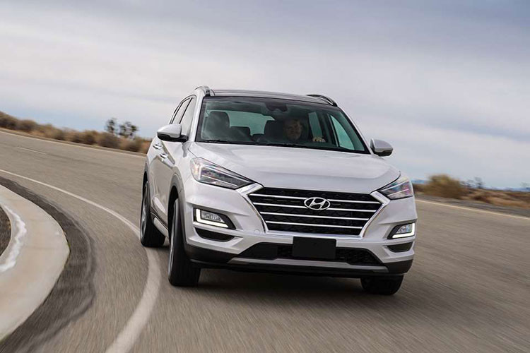 Giá bán của Hyundai Tucson 2019 hiện vẫn được giữ kín tại thị trường Đông Nam Á. Trong khi đó, Hyundai Tucson cũ tại Việt Nam hiện có giá dao động từ 770 - 900 triệu đồng. Với giá bán này, Hyundai Tucson chính là một trong những mẫu crossover cỡ C rẻ nhất tại Việt Nam.