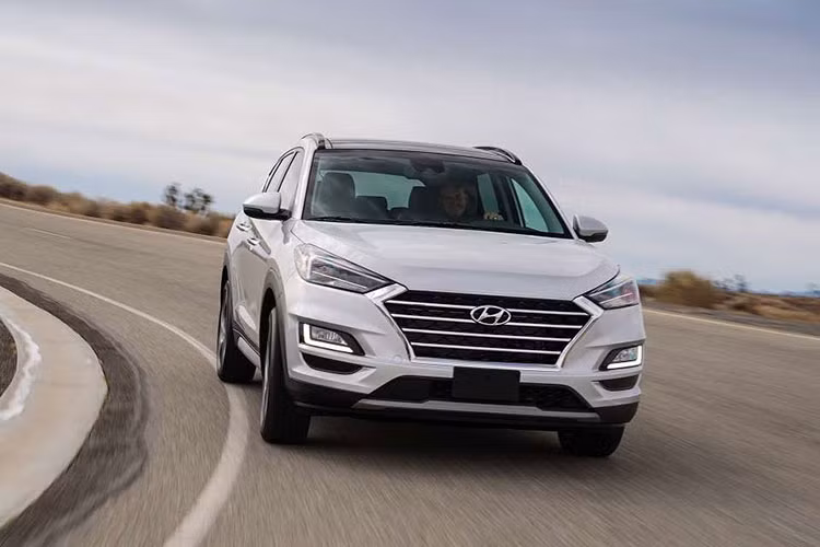 Giá bán của Hyundai Tucson 2019 hiện vẫn được giữ kín tại thị trường Đông Nam Á. Trong khi đó, Hyundai Tucson cũ tại Việt Nam hiện có giá dao động từ 770 - 900 triệu đồng. Với giá bán này, Hyundai Tucson chính là một trong những mẫu crossover cỡ C rẻ nhất tại Việt Nam.