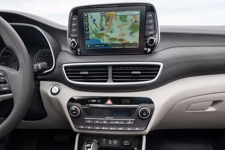 Màn hình 7 inch của hệ thống thông tin giải trí tương thích Apple CarPlay và Android Auto tiêu chuẩn. Bảng điều khiển nâng cấp và phanh đỗ xe điện tử hiện đại hơn cũng xuất hiện trên mẫu crossover cỡ C này. Trang bị an toàn trên xe dự tính sẽ được nâng cấp mạnh mẽ, hiẹn địa hơn.