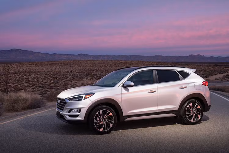 Tuy nhiên, sau đó, một nguồn tin nội bộ cho biết, lịch ra mắt Hyundai Tucson 2019 tại Việt Nam sẽ bị lùi sang năm sau. Nguyên nhân là do Hyundai Thành Công muốn giãn bớt sản phẩm mới trình làng tại Việt Nam sau khi Kona ra mắt vào hồi tháng 8/2018 và Santa Fe 2019 sẽ được vén màn vào tháng sau. 