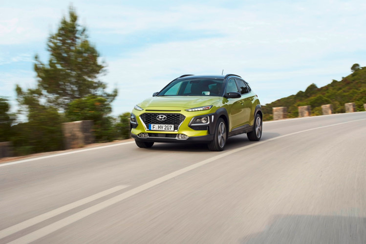 So với Tucson, Hyundai Kona 2018 có ngắn hơn 315 mm và thấp hơn 127 mm. Trong khi đó, chiều dài cơ sở ngắn hơn 68 mm. Khoang hành lý của Hyundai Kona 2018 với dung tích chỉ 521 lít khi hàng ghế sau chưa gập xuống. Con số tương ứng của Hyundai Tucson là 878 lít. Tuy nhiên, khoang hành lý của Hyundai Kona 2018 vẫn lớn hơn so với Sonata.