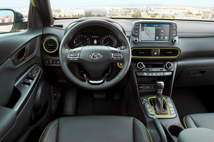 Về an toàn, Hyundai Kona 2018 được trang bị hệ thống cảnh báo tình trạng buồn ngủ của người lái, hỗ trợ giữ làn đường, cảnh báo điểm mù và cảnh báo phương tiện cắt ngang khi lùi. Được biết, Kona 2018 là mẫu xe Hyundai đầu tiên được trang bị tính năng hỗ trợ giữ làn đường.