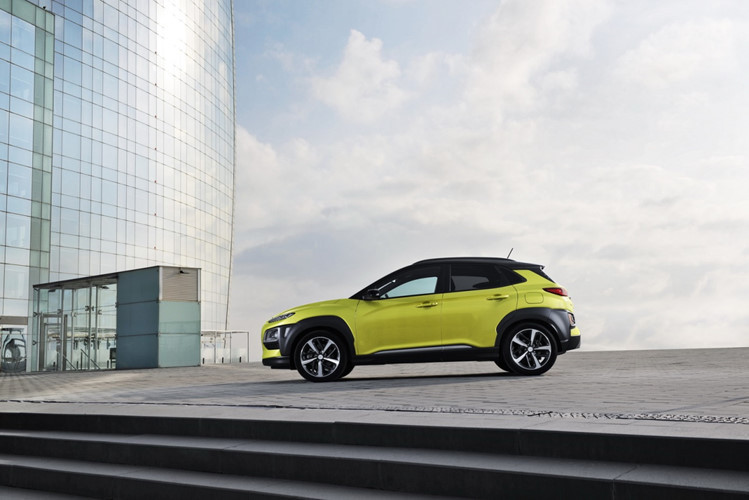 Hyundai Kona được thiết kế với chủ đề "Urban Smart Armor". Trên đầu xe Hyundai Kona 2018 xuất hiện thiết kế đèn 3 tầng gợi liên tưởng đến Jeep Cherokee. Trong đó, đèn LED định vị ban ngày nằm trên đầu, tiếp đến đèn pha LED và dưới cùng là đèn sương mù LED. Ngoài ra, Hyundai Kona 2018 còn sở hữu khe gió nhỏ nằm trên lưới tản nhiệt cỡ lớn.